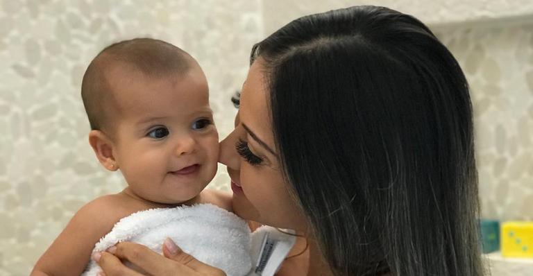 Indignada, Mayra Cardi rebate seguidora que ofendeu sua filha: ”É um bebê!”