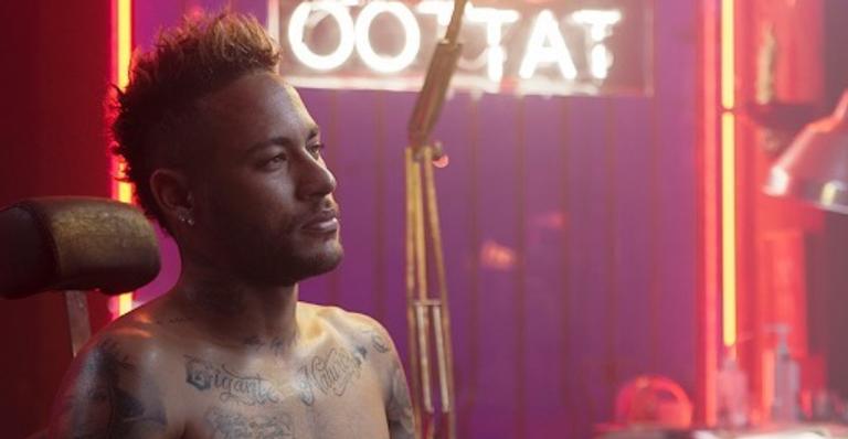 Após acusação de estupro, Neymar quebra silêncio e expõe conversas íntimas