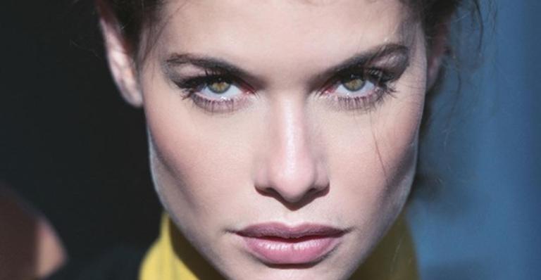 Alinne Moraes sobe a temperatura da web ao aparecer com decotão e cintura fininha