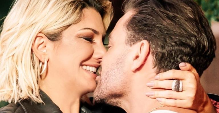 Antonia Fontenelle posta foto misteriosa e Eduardo Costa comenta: ”Razão da minha libido”