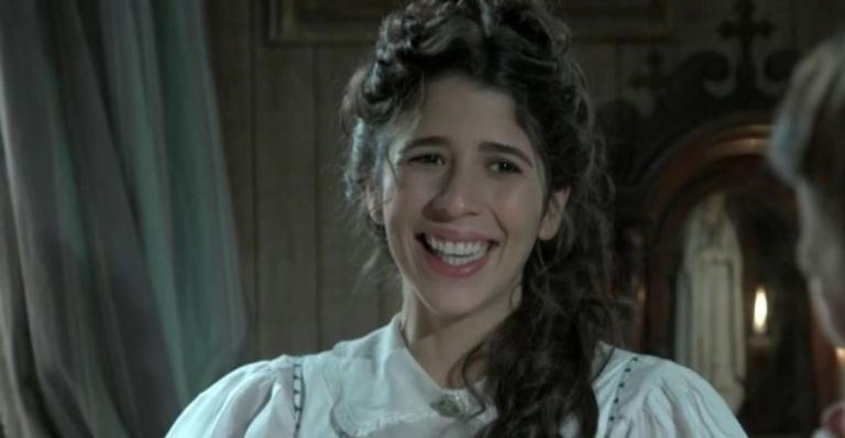 Dia triste! Famosos vão a velório e lamentam morte de Flora Diegues