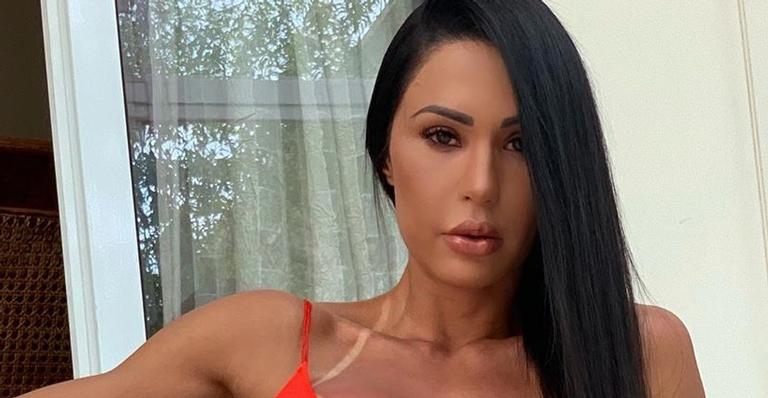 Na cama, Gracyanne Barbosa flagra Belo em momento íntimo (e fofo) e expõe na web
