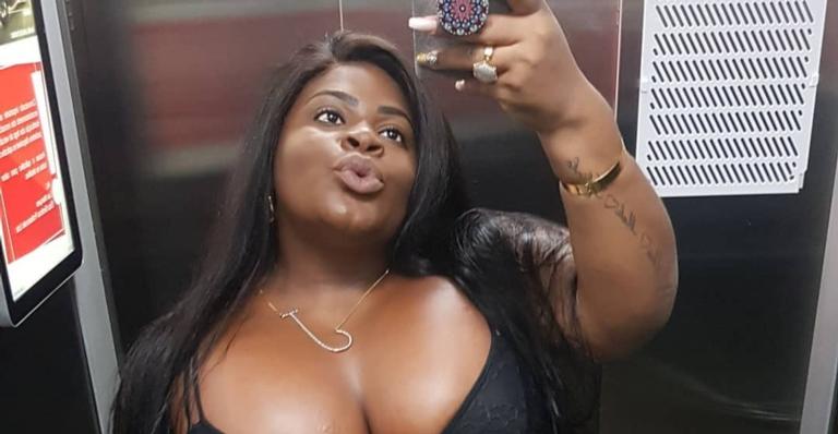 Jojo Todynho usa lingerie preta transparente para sair e fã declara: ”Você emagreceu pra caramba”