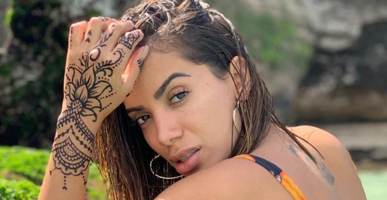 Na Indonésia, Anitta posta primeira foto para lá de romântica com Pedro Scooby: ”Cartão postal”
