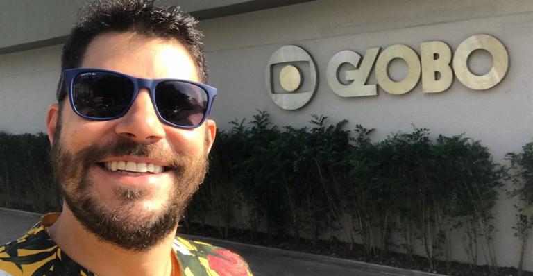 Evaristo Costa volta à bancada de telejornal e deixa fãs ansiosos: ‘’Em breve’’