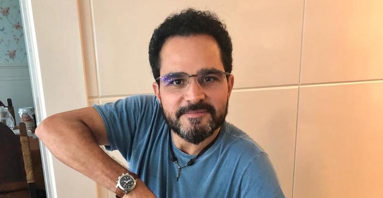 Luciano Camargo faz homenagem emocionante a cantor falecido ao lado do filho