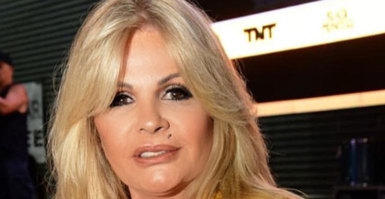 Monique Evans aparece com os seios de fora e quebra a web: ”Topless na praia”