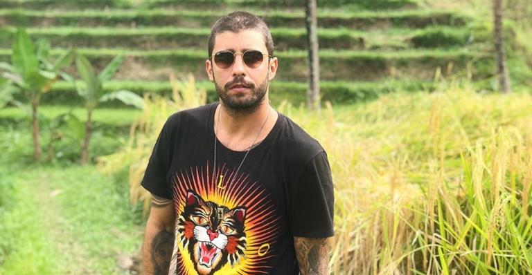 Pedro Scooby toma banho de cachoeira com pai de Anitta: ”Cheio de moral com o sogrão”