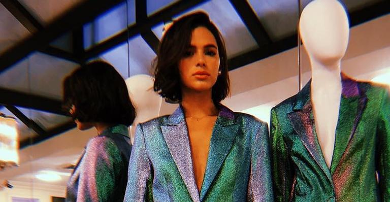 Bruna Marquezine exibe cabelão na cintura e look curtíssimo em evento