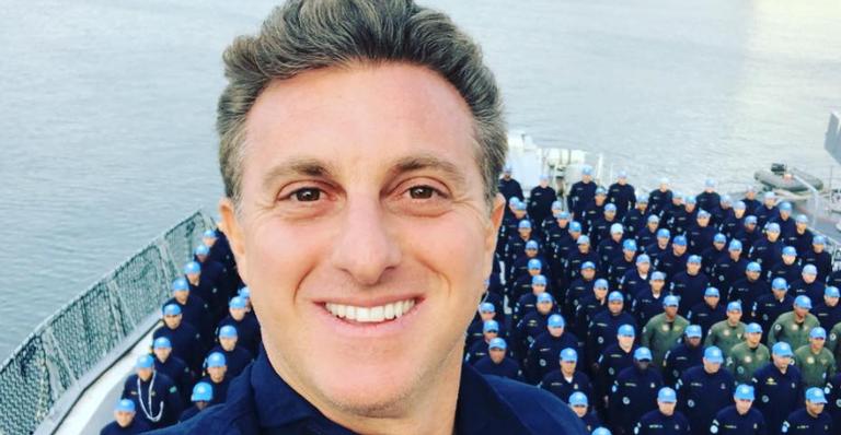 Luciano Huck posa com ex-presidente e confessa: ”Admiro”