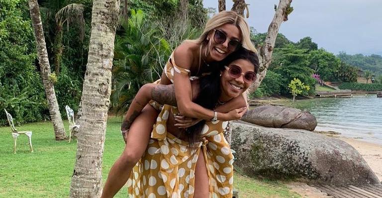 Ludmilla e namorada curtem noitada e chocam com looks: ”Par de jarro”