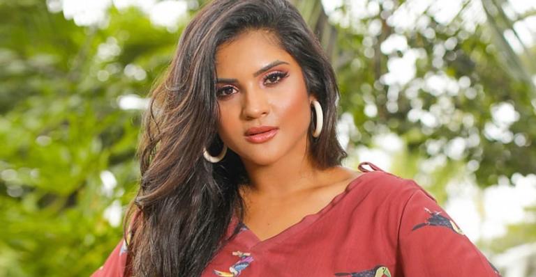 Com a barriga chapada e pernas torneadas, Mileide Mihaile posa de lingerie vermelha e quebra a web