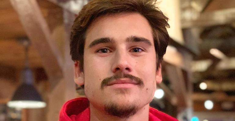 Nicolas Prattes posa com abdômen trincado e arranca suspiros: ”Me nota”