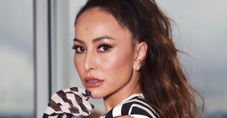 Sabrina Sato choca fãs com bumbum na nuca e barriga chapadíssima
