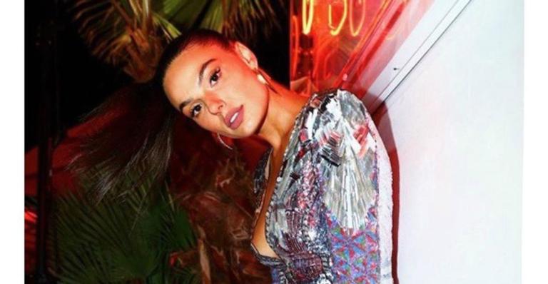 Com corpão, Isis Valverde impressiona com barriga negativa à beira mar: ”Bem basiquinha”