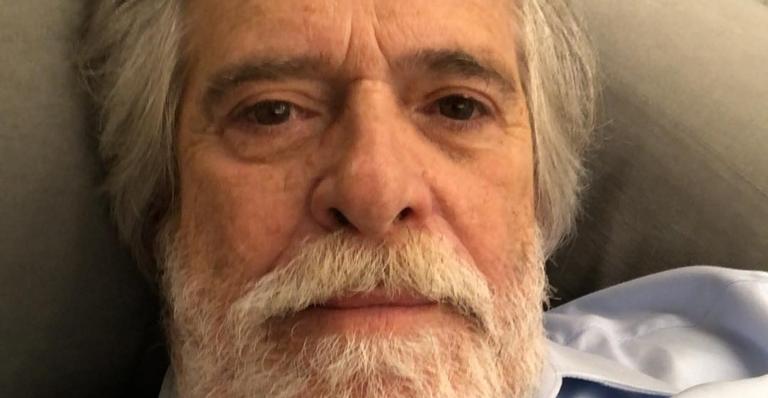 Na cama, José de Abreu aparece em clique íntimo com a namorada 52 anos mais nova
