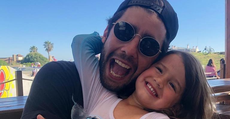 Pedro Scooby chega em Portugal e grava vídeo na casa de Piovani: ”Calor”