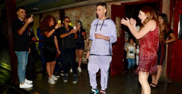 Simony presenteia filho com carrão de R$ 200 mil
