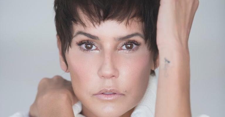 Acordou animada! Deborah Secco surge deitada com seios e barriga à mostra