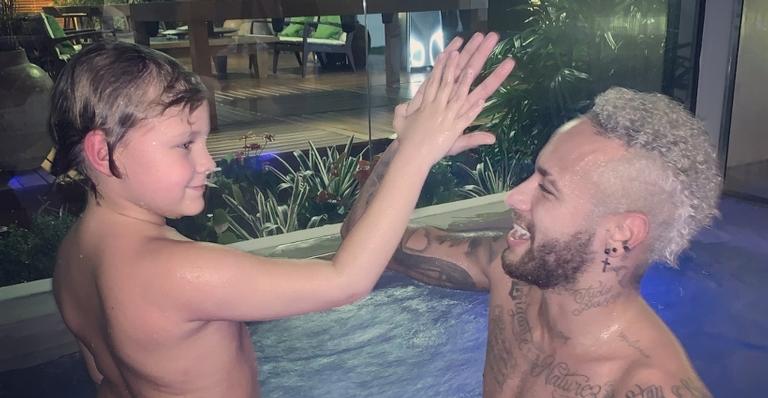 Neymar Jr. homenageia mãe de seu filho e atual marido: ”Que Deus cuide”