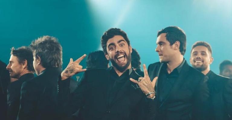 Pedro Scooby chega ao Brasil, curte noitada sem Anitta e acorda na casa da cantora