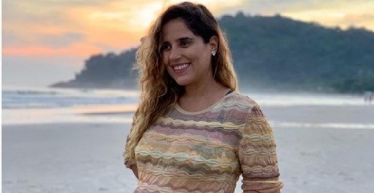 Camilla Camargo posa de maiô e choca fãs com o tamanho do barrigão: ‘’Tá quase’’ 