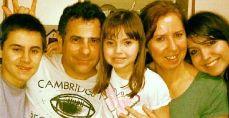 Irmã de Rafael Miguel faz homenagem à família e emociona seguidores