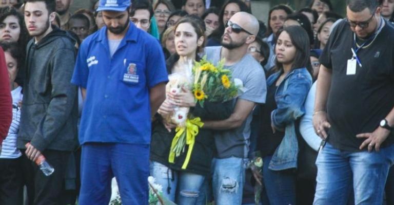 Namorada de Rafael Miguel desaba é amparada durante enterro do ator