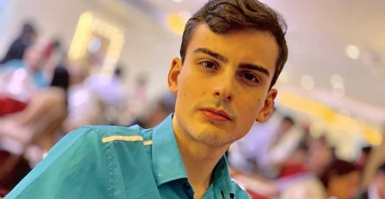Dudu Camargo dá bronca em repórter ao vivo após ela rir em notícia de ator assassinado