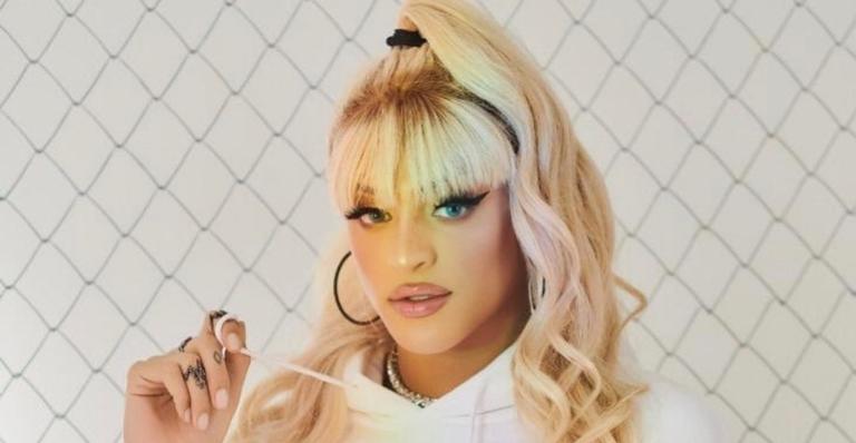 Pabllo Vittar faz a temperatura subir com cliques sensuais na cama: ”Que lombo!”