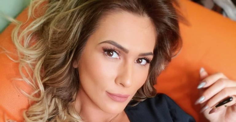 Lívia Andrade posa com shorts curtíssimo, decote no limite e fã comenta: ”Pagou calcinha”