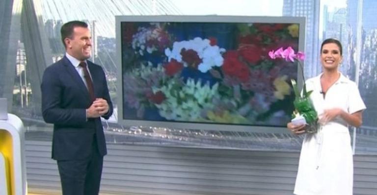 Repórter do ‘Bom dia São Paulo’ recebe flores ao vivo e manda indireta para o marido: ”Tá vendo?”