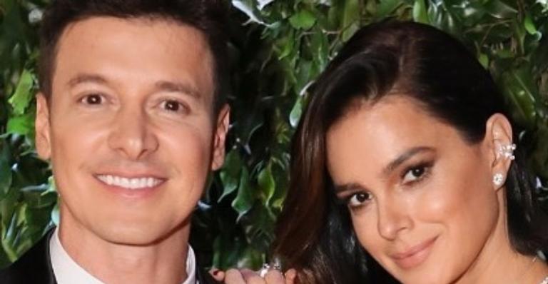 Vestidos com lençol, Rodrigo Faro e Vera Viel fazem clique sensual na cama