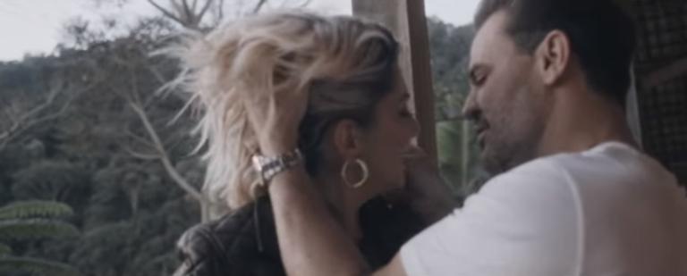 Antonia Fontenelle e Eduardo Costa trocam beijos calorosos em novo videoclipe do cantor