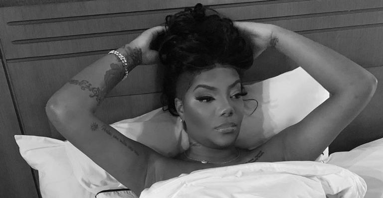 Ludmilla aparece com maiô cavadíssimo e deixa bumbum na nuca à mostra