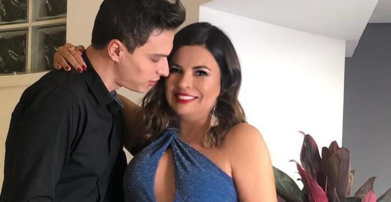 Aos 51 anos, Mara Maravilha posa sexy ao lado do namorado 21anos mais jovem que ela
