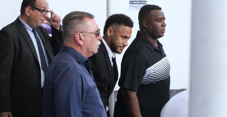 Neymar chega à delegacia para depor em caso de suposto estupro à Najila Trindade