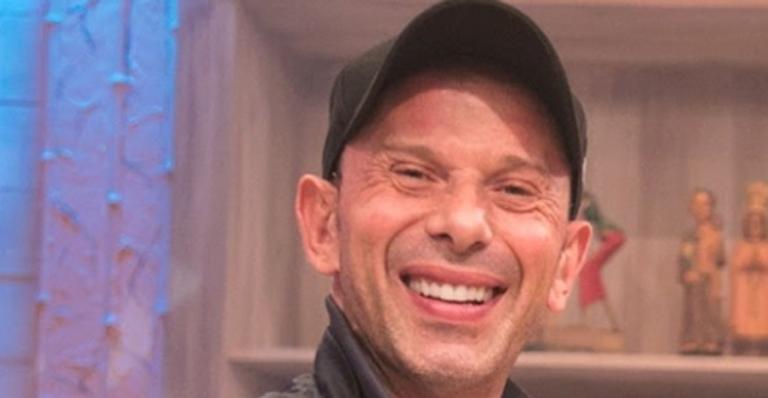 Rafael Ilha aparece irreconhecível após botox e harmonização facial