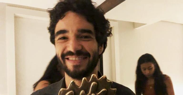 Caio Blat aproveita praia e volume impressionante na sunga rouba a cena