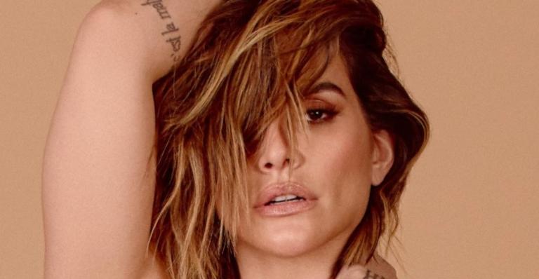 Cleo Pires empina o bumbum e sensualiza na dança durante show da banda 3030