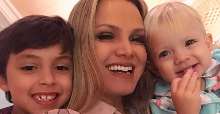 Filha de Eliana rouba a cena em festa com a mamãe: ”Boneca”