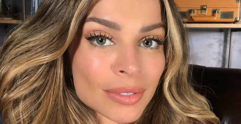 Grazi Massafera tira selfie no banheiro e famosos comentam no clique: ”Deusa”