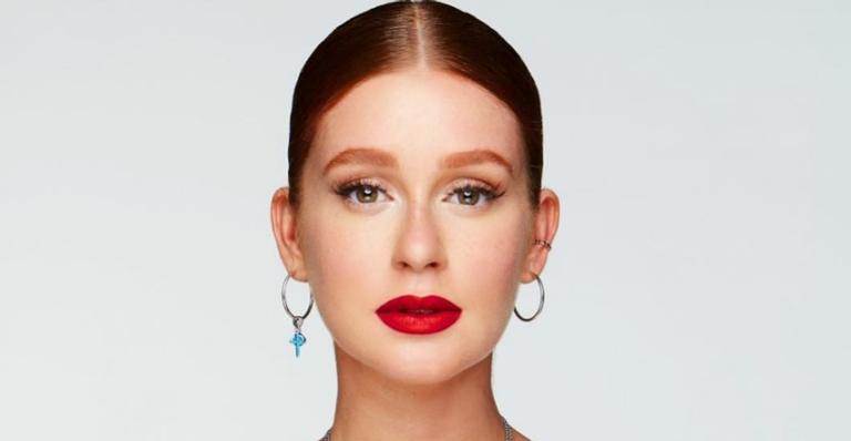 Com óculos de grau e decotão, Marina Ruy Barbosa quebra a web: ”Logo cedo?”