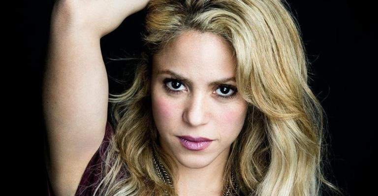 Costureira? Shakira aparece de biquíni neon feito por ela e oferece serviço à fãs