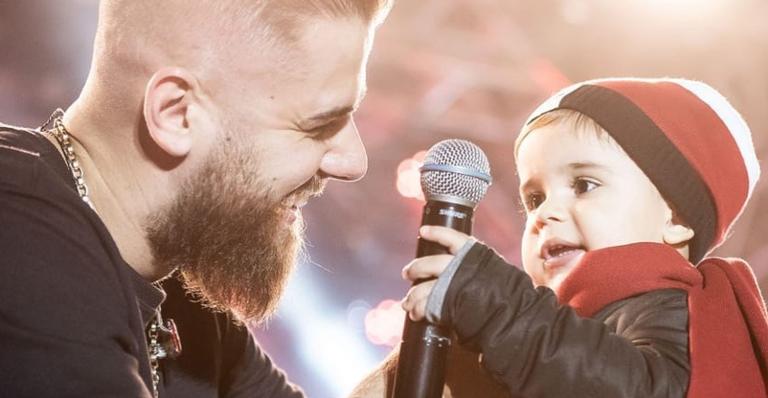 Sertanejo Zé Neto chora durante show e desabafa: ”Meu filho não quer falar comigo”