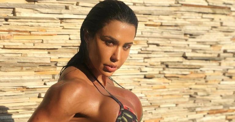 Gracyanne Barbosa aparece de topless e costas largas e bumbum na nuca impressionam: ”Tem que respeitar”