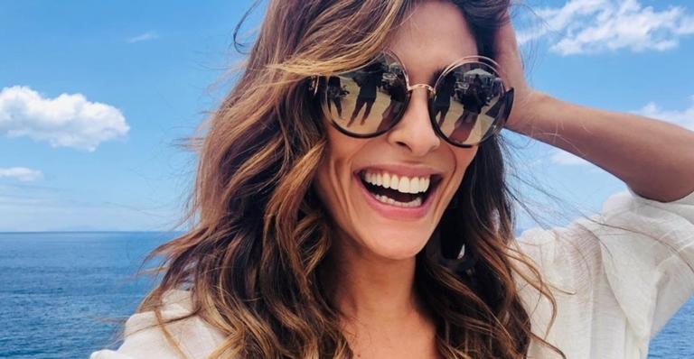 Juliana Paes deixa fãs boquiabertos com foto de roupão e decote no limite