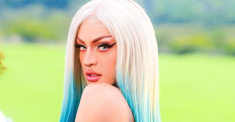 Pabllo Vittar posa só de fio dental e ‘irrita’ Cleo: ”Parei de seguir”