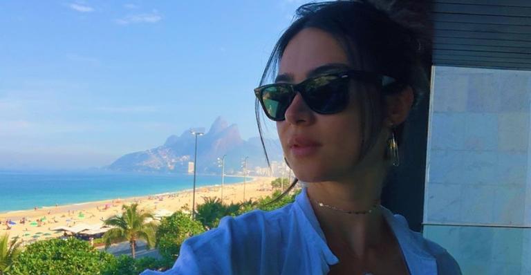Thaila Ayala esbanja boa forma e barriga chapada em clique feito pelo noivo, Renato Góes