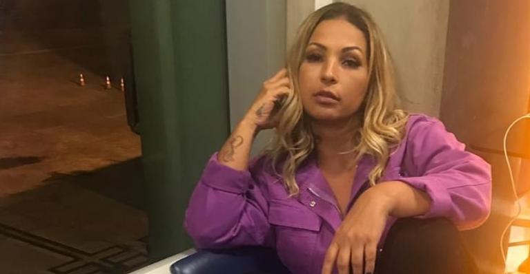 Pegou! Valesca Popozuda é flagrada dando beijão em mulher durante show